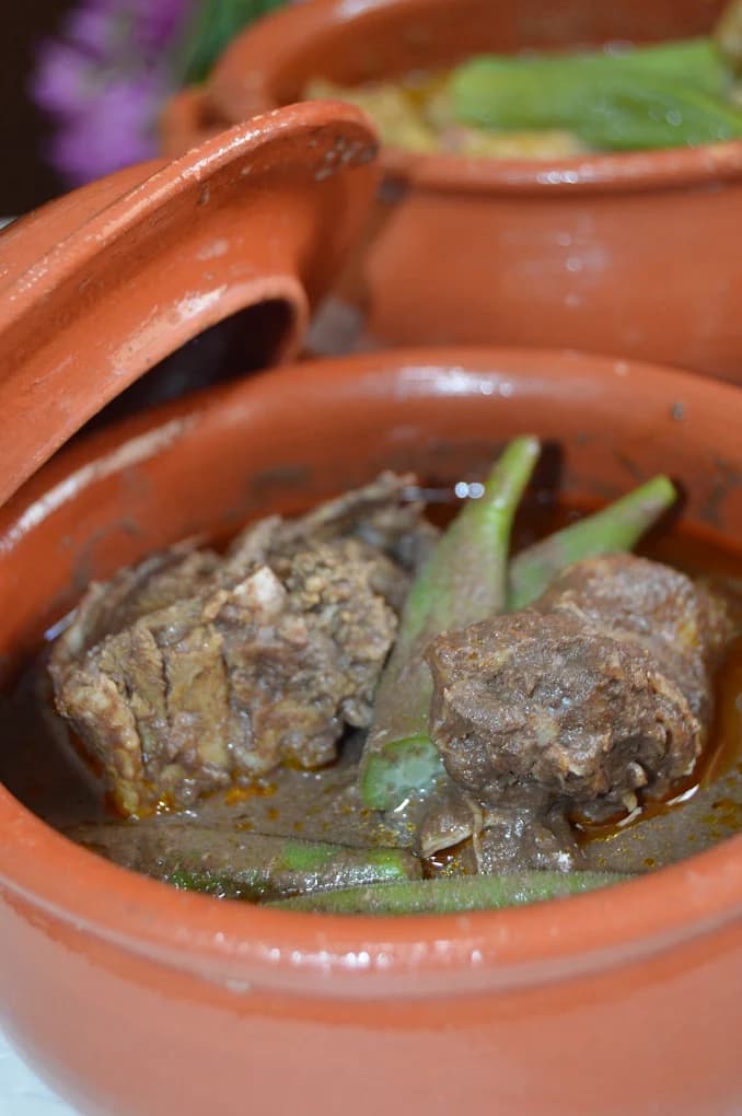 Carne estufada com quiabos em molho de ginguba, em panela de barro