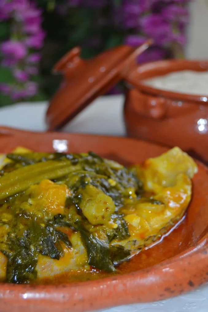 Prato de peixe com kizaca e quiabos, com funge ao fundo