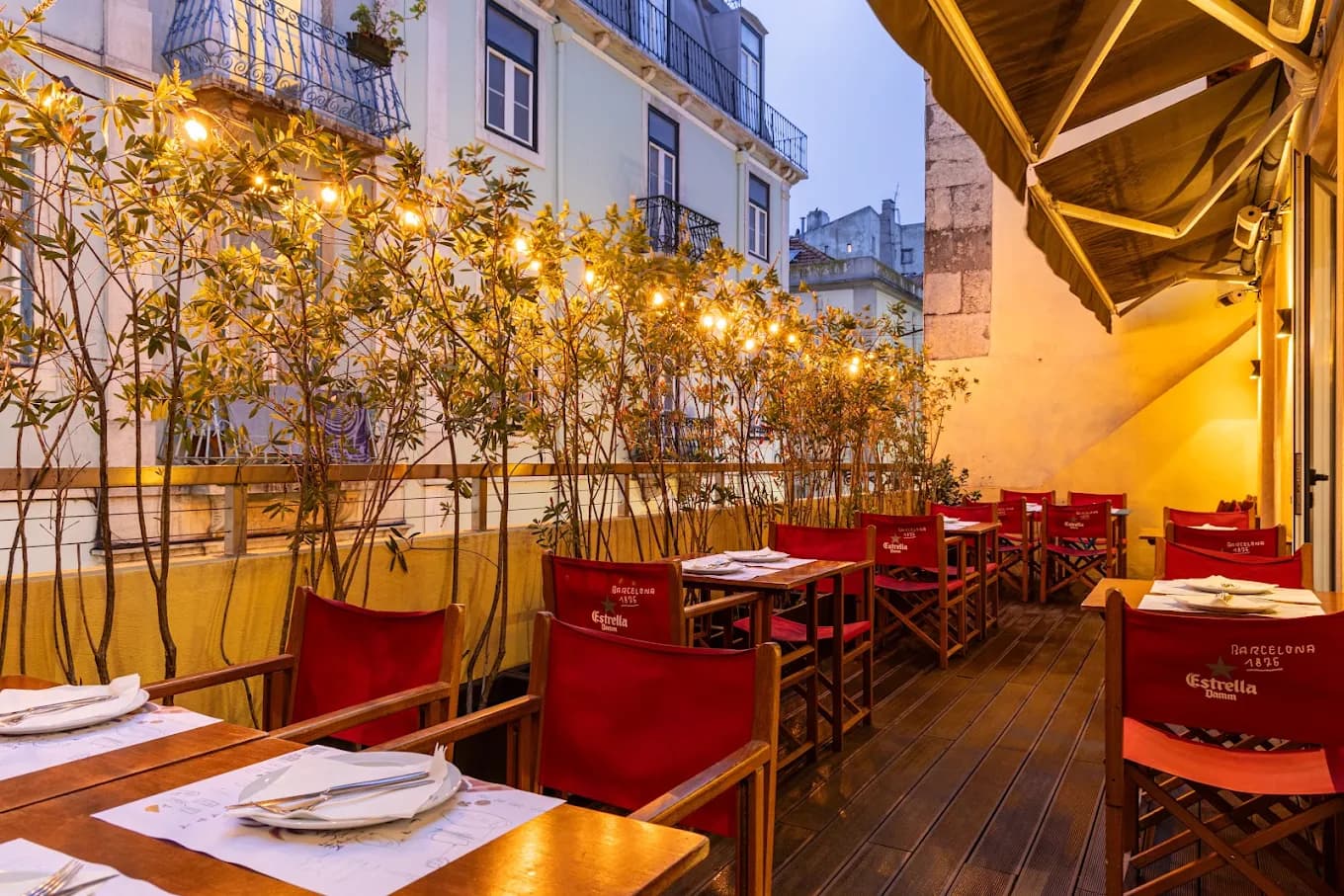 Esplanada do Tapa Bucho ao final da tarde, com luzes decorativas e mesas postas